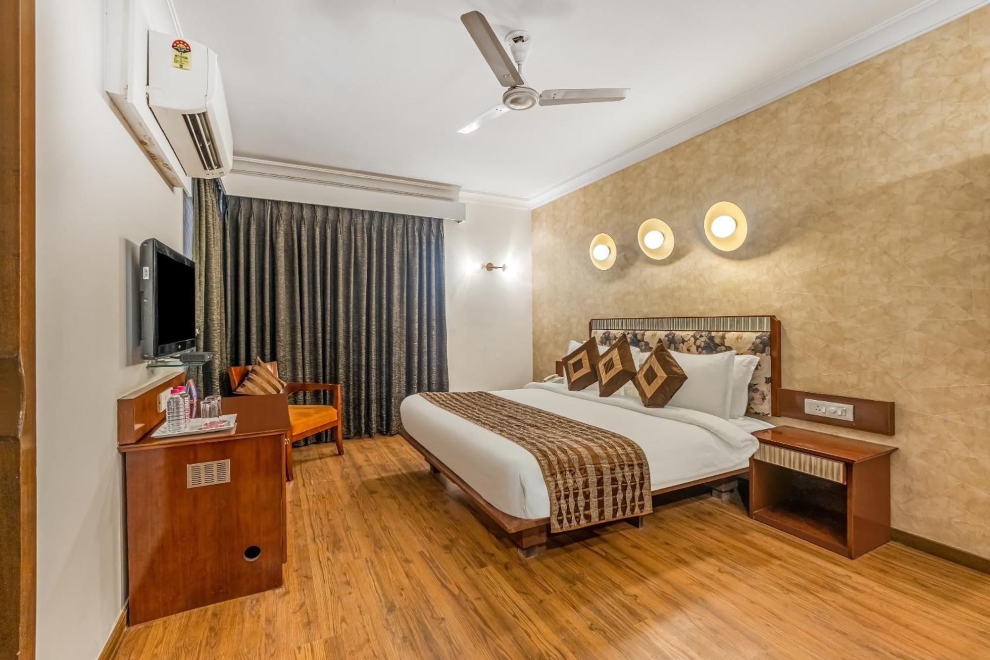 Hotel 3 BY OYO Nami Residency Ahmedabad Exterior foto