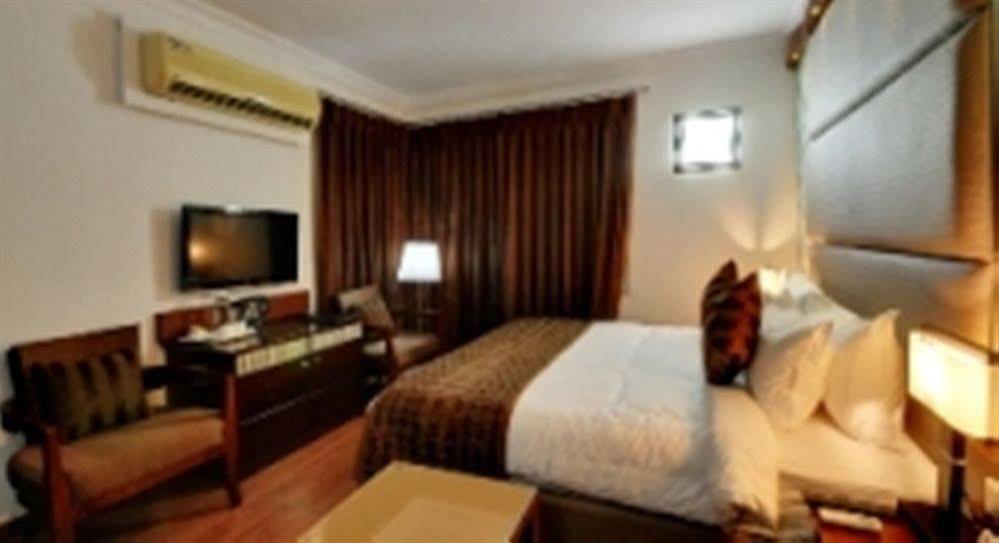 Hotel 3 BY OYO Nami Residency Ahmedabad Exterior foto